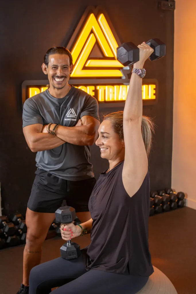 Entrenador y mujer en entrenamiento personalizado