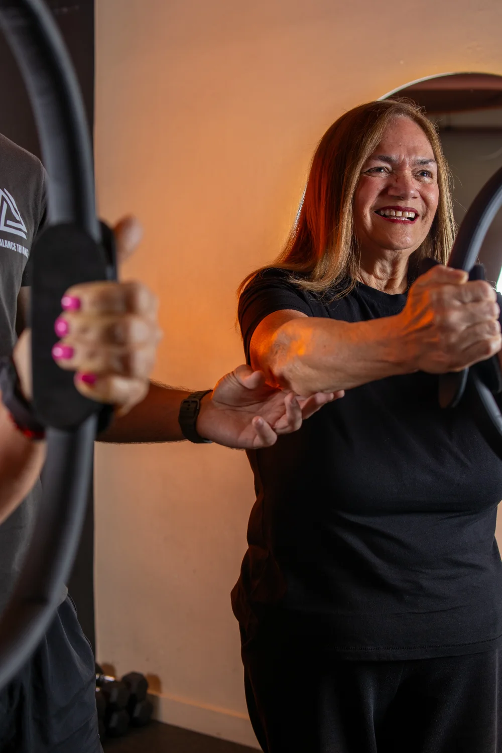 Persona mayor entrenando en Gimnasio para personas mayores en madrid